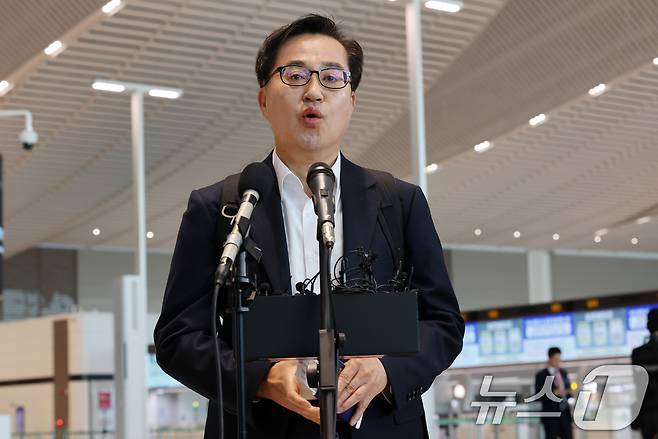 김동연 경기도지사가 9일 인천국제공항에서 자동차 부품 관세 대응을 위해 미국으로 출국하며 대선 출마선언을 하고 있다. 2025.4.9/뉴스1 ⓒ News1 박세연 기자