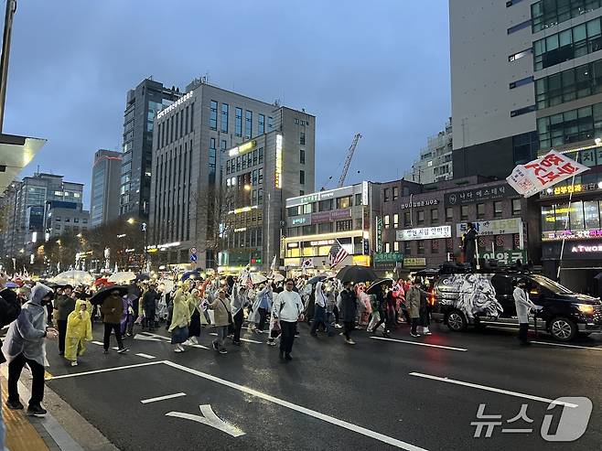 12일 오후  윤 전 대통령의 복귀를 촉구하는 집회 참가자들이 서울 교대역 인근에서 행진을 하고 있다. 2025.04.12/뉴스1 ⓒ 뉴스1 김민수 기자
