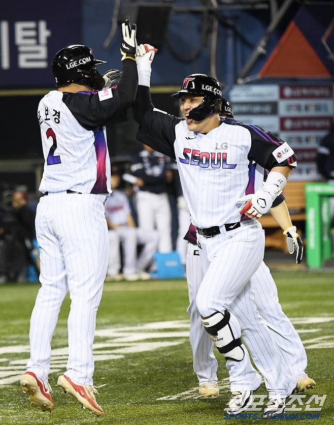 11일 잠실구장에서 열린 LG 트윈스와 두산 베어스의 경기. 7회말 2사 1,2루 LG 박동원이 스리런포를 날린 뒤 환호하고 있다. 잠실=박재만 기자 pjm@sportschosun.com/2025.04.11/