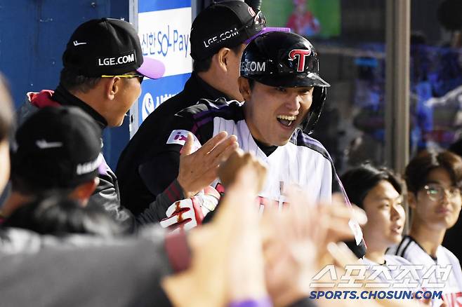 11일 잠실구장에서 열린 LG 트윈스와 두산 베어스의 경기. 7회말 2사 1,2루 LG 박동원이 스리런포를 날린 뒤 환호하고 있다. 잠실=박재만 기자 pjm@sportschosun.com/2025.04.11/
