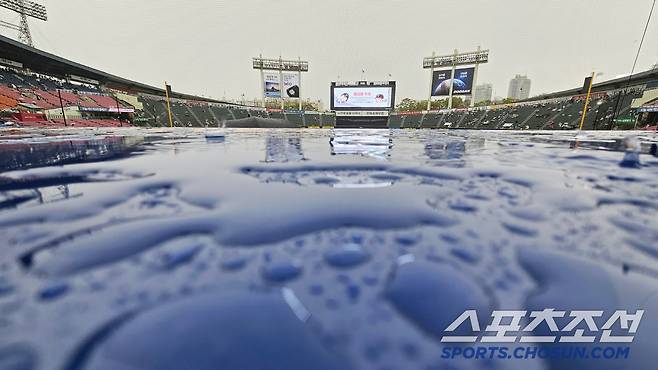 12일 잠실야구장에서 열리는 KBO리그 LG와 두산의 경기. 경기 시작 전 비가 내리고 있는 잠실구장. 잠실=송정헌 기자songs@sportschosun.com/2025.04.12/