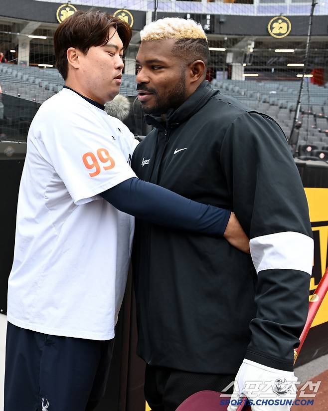 12일 대전 한화생명볼파크에서 열린 키움과 한화의 경기, 류현진과 푸이그가 인사를 나누고 있다. 대전=허상욱 기자wook@sportschosun.com/2025.04.12/