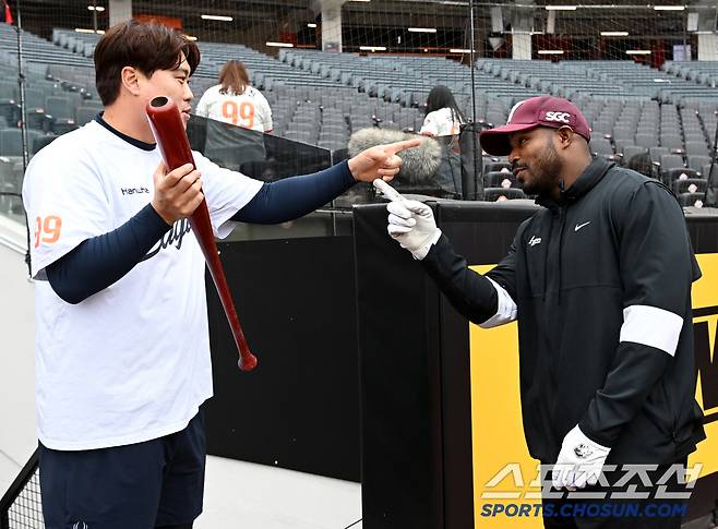 12일 대전 한화생명볼파크에서 열린 키움과 한화의 경기, 류현진과 푸이그가 인사를 나누고 있다. 대전=허상욱 기자wook@sportschosun.com/2025.04.12/