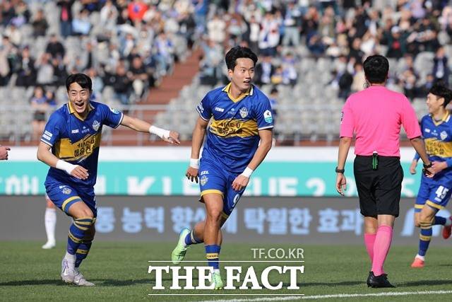 시즌 첫승에 성공한 충남 아산 공격의 선봉장 강민규./K리그