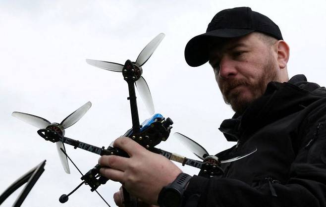 7일(현지시간) 공격용 무인기(드론)의 출격을 준비 중인 우크라이나 병사의 모습. 로이터연합뉴스