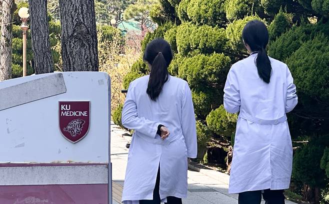 고려대 의대 본과 3·4학년 110여명이 유급 결정된 것으로 알려진 11일 서울 고려대 의대에서 학생들이 발걸음을 옮기고 있다./ 고운호 기자