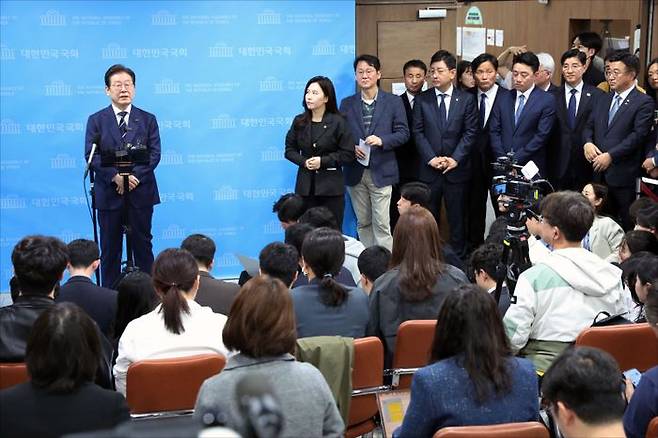 더불어민주당 대통령 후보에 나선 이재명 전 대표가 10일 국회 소통관에서 비전 및 인선을 발표한 후 기자들의 일문일답을 받고 있다. ⓒ데일리안 홍금표 기자