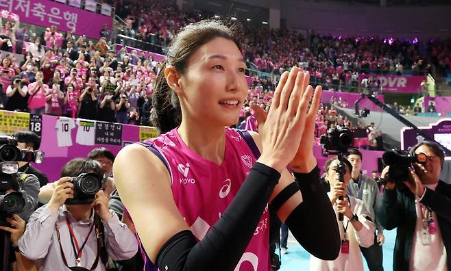 8일 오후 인천시 부평구 삼산월드체육관에서 열린 도드람 V리그 여자부 챔피언결정전 5차전 흥국생명과 정관장의 경기에서 통합우승을 차지한 흥국생명 김연경이 감사인사를 하고 있다. 2025.4.8 뉴스1