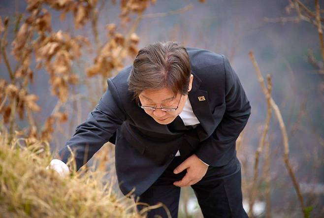 [서울=뉴시스] = 제21대 대통령 선거 출마를 선언한 이재명 더불어민주당 전 대표가 12일 경북 안동에 위치한 부모님 선영을 찾아 참배하고 있다. (사진=이재명 캠프 제공)