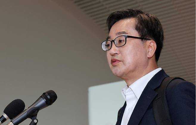 김동연 경기도지사가 9일 인천국제공항에서 자동차 부품 관세 대응을 위해 미국으로 출국하며 대선 출마선언을 하고 있다. 2025.4.9/뉴스1