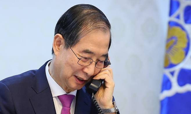 한덕수 대통령 권한대행 국무총리가 8일 정부서울청사 집무실에서 도널드 트럼프 미국 대통령과 전화 통화를 하고 있다. 국무총리실 제공