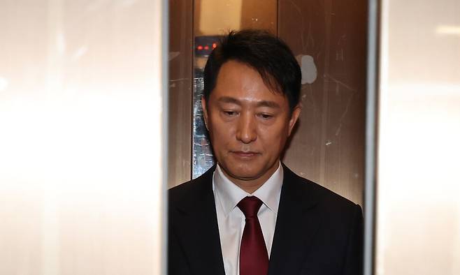 오세훈 서울시장이 12일 서울 여의도 국민의힘 당사에서 대선 불출마를 선언한 뒤 기자회견장을 나서고 있다. 연합뉴스