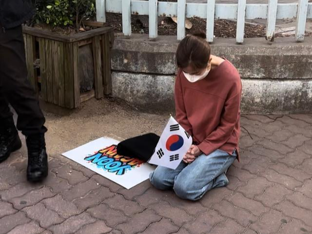 윤석열 전 대통령이 관저를 떠나 자택으로 이주한 11일 서울 서초구 아크로비스타 인근에서 윤 전 대통령 지지자가 무릎을 꿇고 기도하고 있다. 곽주은 인턴기자