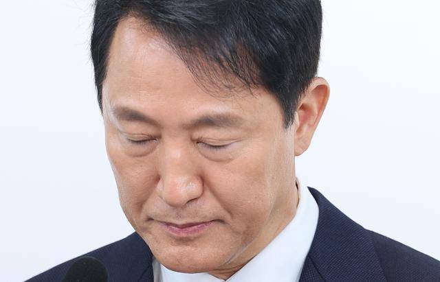 오세훈 서울시장이 12일 오전 서울 여의도 국민의힘 당사에서 가진 긴급 기자회견에서 대선 불출마 선언을 하고 있다. 오 시장은 "국민이 다시 보수에 국정에 책임질 기회를 주시려면 책임 있는 사람의 결단이 절실한 때"라며 "비정상의 정상화를 위해 백의종군으로 마중물 역할을 하겠다"고 말했다. 뉴스1
