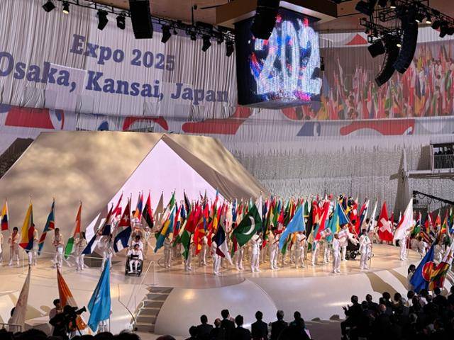 일본 오사카 지역 고등학생들이 12일 오사카 유메시마 엑스포홀 샤인햇에서 열린 '2025 오사카·간사이만국박람회' 개회식에 158개 참가국 국기를 들고 있다. 오사카=류호 특파원