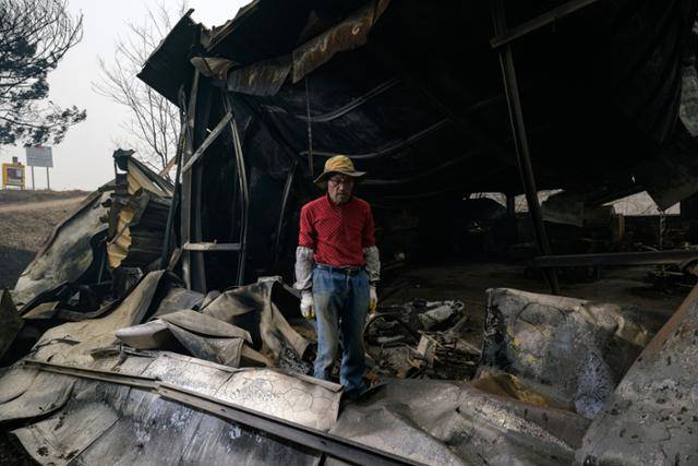 권오경 청송군 진보면 신촌1리장이 전소된 농업용 창고에 서 있다. 창고에 있던 각종 농기계와 올해 농사를 위해 구비해둔 각종 비료와 약품 등이 모두 불에 탔다. 그는 "한 해 농사를 좌우하는 중요한 시기에 모든 걸 잃고, 아무 것도 할 수 없게 된 이 상황이 한탄스럽다"라고 토로했다.