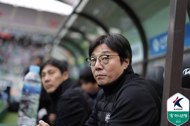 12일 서울월드컵경기장에서 열린 서울과 대전의 하나은행 K리그1 2025 8라운드. 황선홍 대전 감독. 사진=프로축구연맹