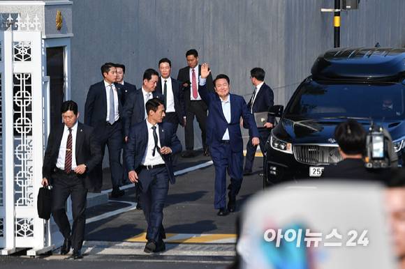 윤석열 전 대통령이 11일 오후 서울 용산구 한남동 대통령 관저를 떠나 서초동 사저로 이동하며 지지자들과 인사를 하고 있다. [사진=정소희 기자]