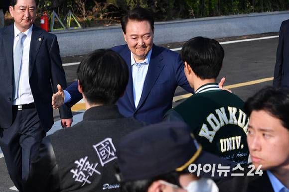 윤석열 전 대통령이 11일 오후 서울 용산구 한남동 대통령 관저를 떠나 서초동 사저로 이동하며 지지자들과 인사를 하고 있다. [사진=정소희 기자]