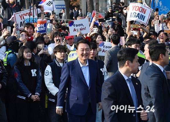 윤석열 전 대통령이 11일 오후 서울 용산구 한남동 대통령 관저를 떠나 서초동 사저로 이동하며 지지자들과 인사를 하고 있다. [사진=정소희 기자]