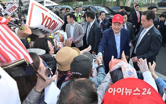 윤석열 전 대통령이 11일 오후 서울 용산구 한남동 대통령 관저를 떠나 서초동 사저로 이동하며 지지자들과 인사를 하고 있다. [사진=정소희 기자]
