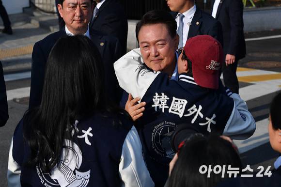 윤석열 전 대통령이 지난 11일 서울 용산구 한남동 대통령 관저를 떠나 서초동 사저로 이동하며 지지자들과 인사를 하고 있다. [사진=정소희 기자]