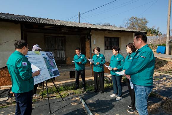 행정복지위원회 소속 의원들이 개미마을 공유재산 매각 대상지를 찾아 관계자로부터 현황 보고를 받고 있다. [사진=김제시의회 ]