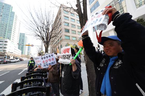 윤석열 전 대통령이 한남동 관저를 떠나 서초동 사저로 거처를 옮기는 것으로 알려진 11일 서울 서초구 사저 아크로비스타 인근에서 구속 촉구 집회가 열리고 있다. 연합뉴스