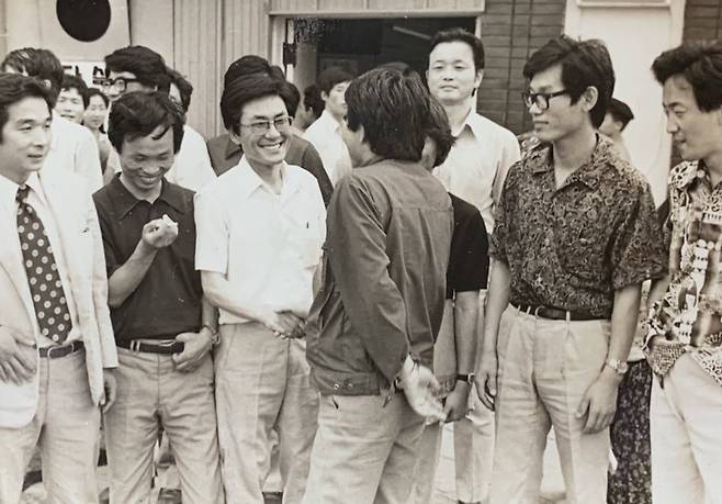 안종필은 1979년 7월25일 서울고등법원 213호 법정에서 항소심 최후진술을 했다. 사진은 안종필(왼쪽에서 세 번째)이 1975년 무렵 동료들과 이야기를 나누는 모습.