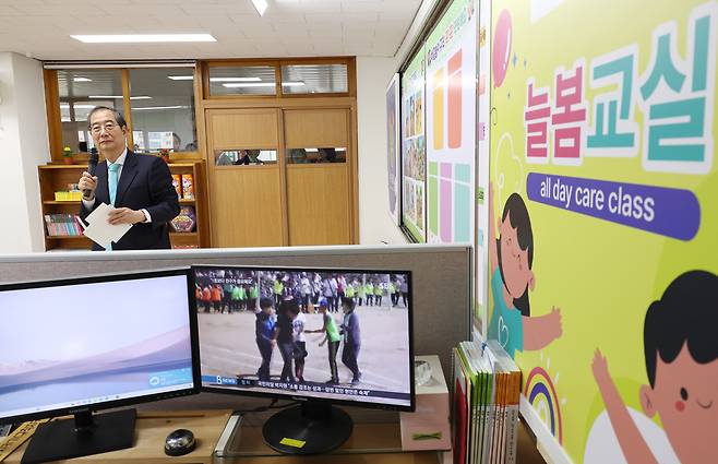 한덕수 국무총리가 지난해 4월4일 오후 경기도 김포시 사우초등학교 늘봄학교를 방문해 스포츠맨십과 놀이규칙을 주제로 한 인성교육을 강의하고 있다. 연합뉴스