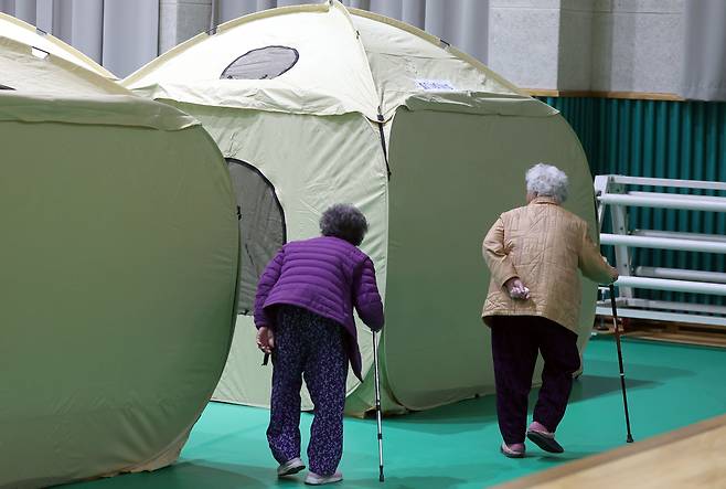 지난 7일 오후 경남 하동군 옥종면 옥천관에 마련된 하동 산불 이재민 대피소에서 이재민이 텐트(임시 숙소)로 이동하고 있다. 연합뉴스