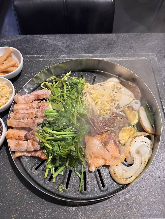 The minari samgyeopsal -- pork belly -- set is served at Jukmagodon in Jongno-gu, central Seoul. (Park Jun-hee/The Korea Herald)
