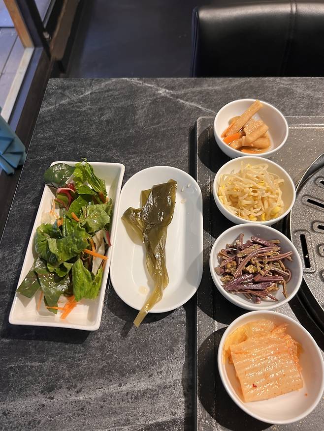 Side dishes served at Jukmagodon in Jongno-gu, central Seoul (Park Jun-hee/The Korea Herald)