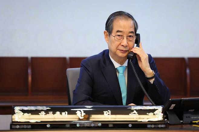 한덕수 대통령 권한대행 국무총리가 11일 정부서울청사 집무실에서 소말리아 아덴만 해역에 해외파병 중인 청해부대 44진 부대장 권용구 해군 대령과 전화 통화를 하고 있다. 연합뉴스