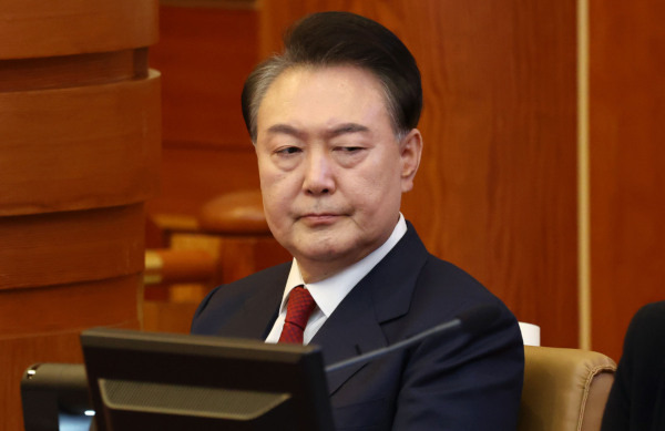 윤석열 대통령이 지난 2월 13일 서울 종로구 헌법재판소에서 열린 ‘윤석열 대통령 탄핵심판 8차 변론’에 출석하고 있다. 사진공동취재단
