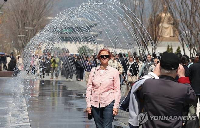 지난 1일 서울 광화문광장에서 외국인 관광객들이 기념촬영을 하고 있다. [사진 출처 = 연합뉴스]