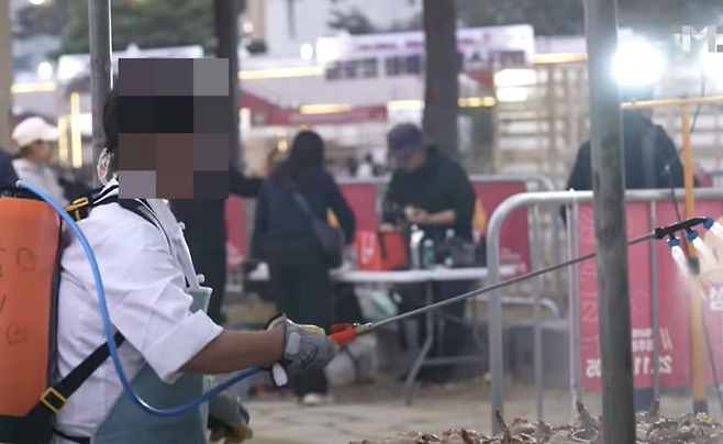 ‘농약 분무기’를 사용해 고기에 사과주스를 뿌리고 있는 모습. [사진 출처 = 백종원 유튜브 캡처]