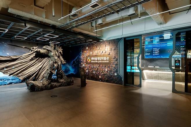 서울 구로구 넷마블 지타워 사옥에 문을 연 넷마블게임박물관 입구 모습. 블리자드의 게임 ‘워크래프트’ 속 캐릭터인 ‘아서스’의 대형 조형물이 설치되어 있다. [사진 = 넷마블]