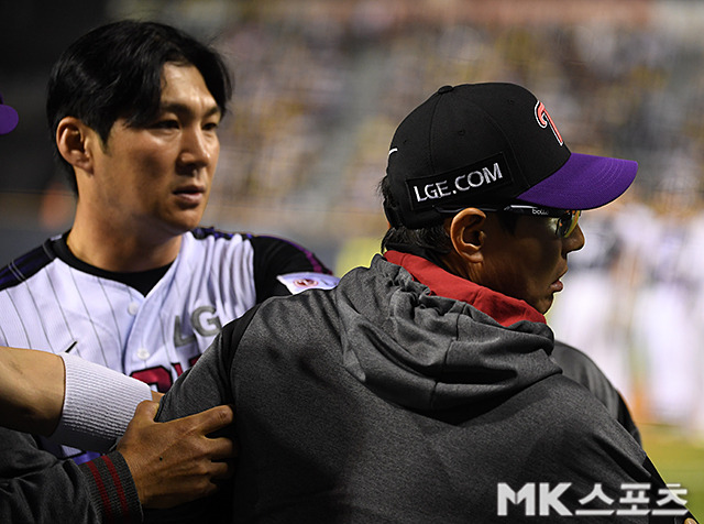 염경엽 감독을 말리고 있는 오지환. 사진(잠실 서울)=천정환 기자