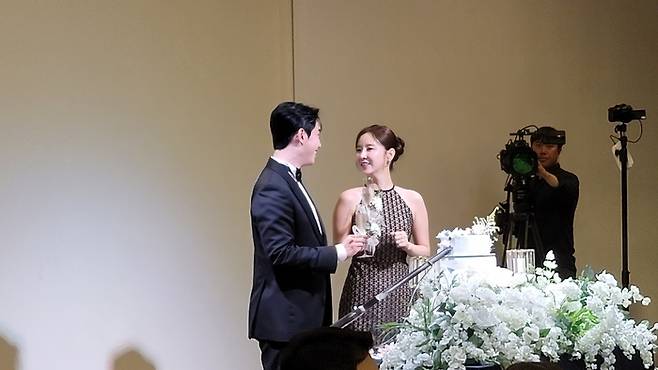 연상연하 가수 부부 은가은과 박현호가 오늘(12일) 서울 강남에서 결혼식을 올리며 부부의 연을 맺었다.사진=은가은 가족 제공