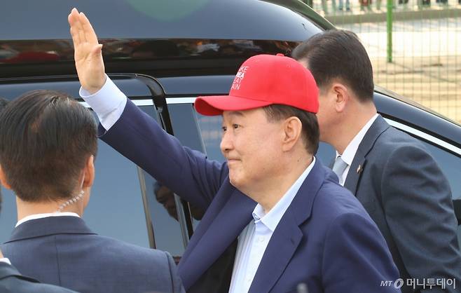 [서울=뉴시스] 황준선 기자 = 윤석열 전 대통령이 11일 오후 서울 용산구 한남동 대통령 관저를 떠나며 지지자들에게 인사하고 있다. (공동취재) 2025.04.11. photo@newsis.com /사진=