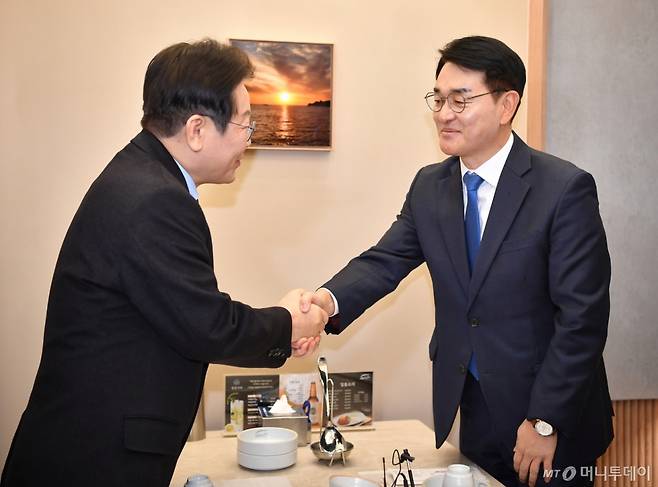 (서울=뉴스1) 안은나 기자 = 이재명 더불어민주당 대표와 박용진 전 의원이 21일 서울 여의도의 한 식당에서 만나 악수하고 있다. (공동취재) 2025.2.21/뉴스1  Copyright (C) 뉴스1. All rights reserved. 무단 전재 및 재배포,  AI학습 이용 금지. /사진=(서울=뉴스1) 안은나 기자