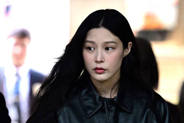 입시비리 혐의로 재판을 받고 있는 조국 전 조국혁신당 대표의 딸 조민 씨가 26일 오후 서울 서초구 서울중앙지방법원에서 열린 항소심 1차 공판에 출석하고 있다.  뉴시스.