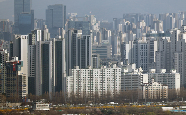 6일 서울 한강 인근에서 바라본 서초구와 강남구 일대 아파트의 모습.