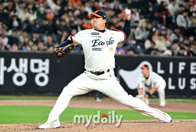 2025년 4월 11일 오후 대전 한화생명 볼파크에서 진행된 '2025 신한 SOL뱅크 KBO 리그' 키움 히어로즈와 한화 이글스의 경기.한화 선발투수 류현진이 6회초 2사 후 키움 푸이그를 삼진으로 처리하고 있다./대전=유진형 기자 zolong@mydaily.co.kr