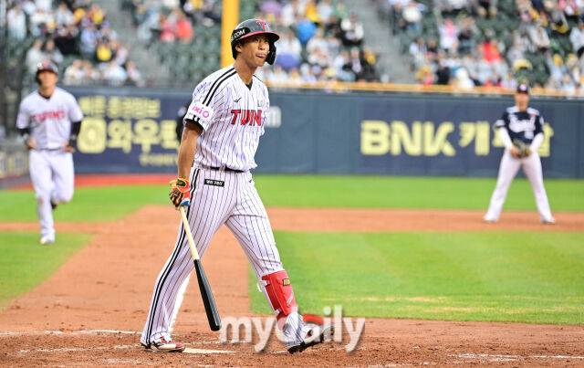 2025년 4월 12일 오후 서울 잠실구장에서 진행된 '2025 신한 SOL뱅크 KBO 리그' 두산 베어스와 LG 트윈스의 경기.LG 송찬의가 4회말 2사 만루서 밀어내기 볼넷을 얻어 나가고 있다./잠실=유진형 기자