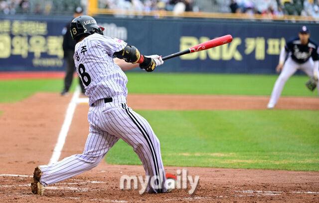 2025년 4월 12일 오후 서울 잠실구장에서 진행된 '2025 신한 SOL뱅크 KBO 리그' 두산 베어스와 LG 트윈스의 경기.LG 문성주가 4회말 1사 1.2루서 우전 안타를 치고 있다./잠실=유진형 기자