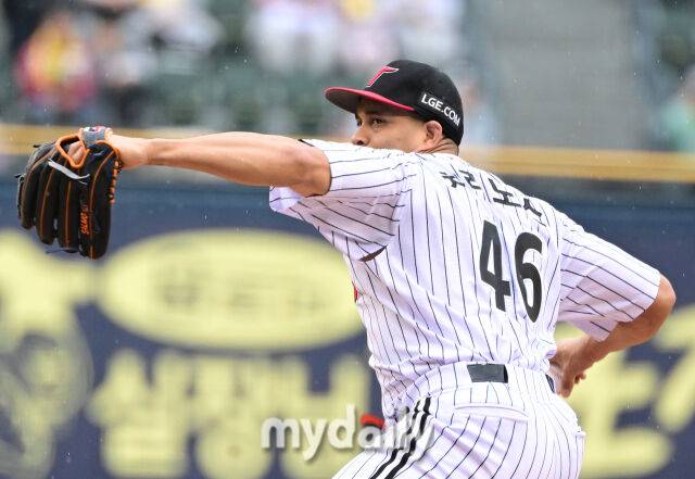 2025년 4월 12일 오후 서울 잠실구장에서 진행된 '2025 신한 SOL뱅크 KBO 리그' 두산 베어스와 LG 트윈스의 경기.LG 선발투수 치리노스가 역투하고 있다./잠실=유진형 기자