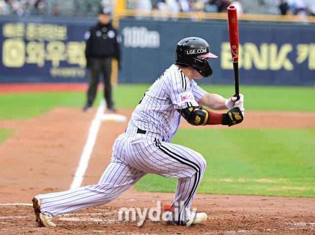 2025년 4월 12일 오후 서울 잠실구장에서 진행된 '2025 신한 SOL뱅크 KBO 리그' 두산 베어스와 LG 트윈스의 경기.LG 문성주가 8회말 1사 2.3루서 2타점 적시타를 치고 있다./잠실=유진형 기자