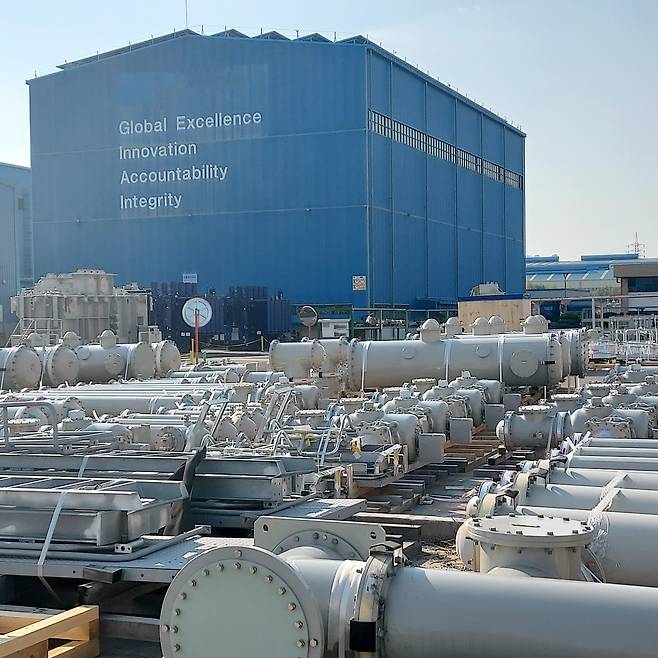 효성중공업 창원 공장에서 고객들이 주문한 전력기기들이 출고를 기다리고 있다. 한영대 기자